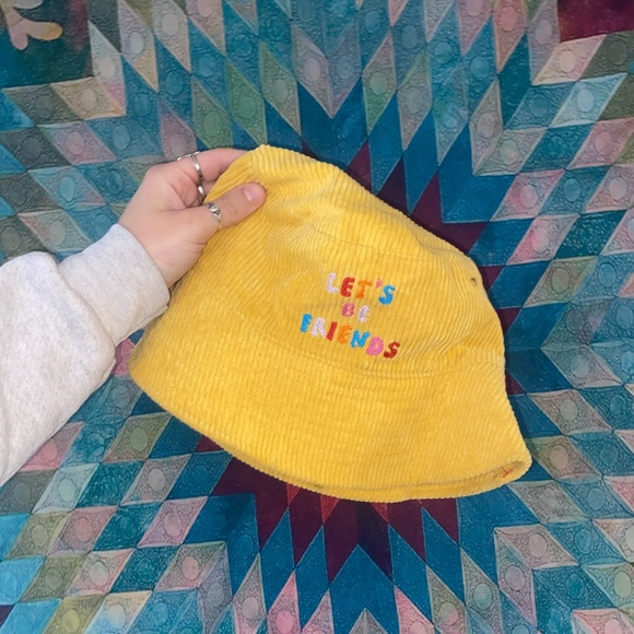 “Let’s Be Friends” Yellow Buckethat - Picture 2 of 3